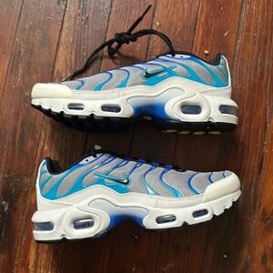 New big kids/women’s sneakers